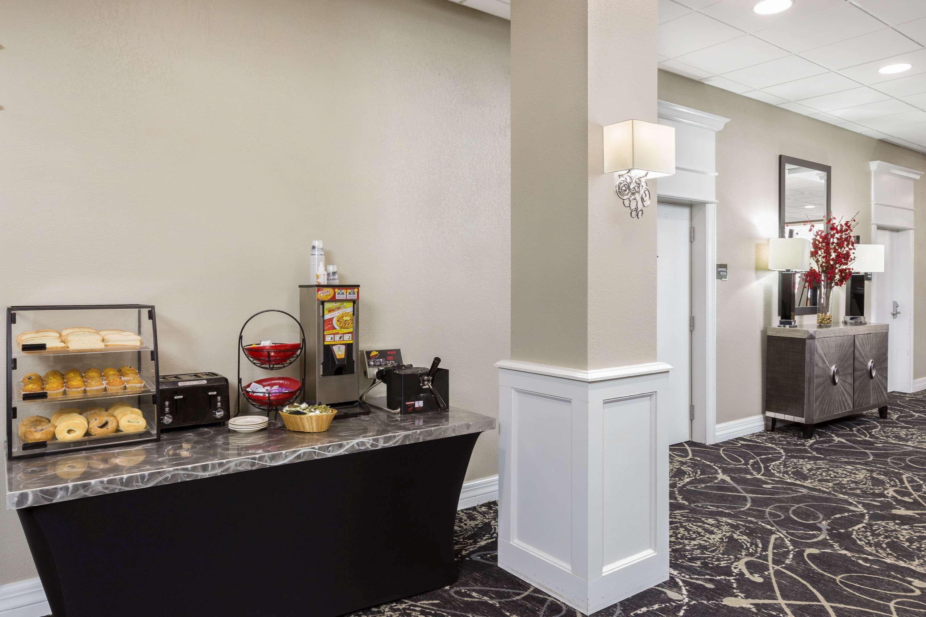 Clarion Inn Des Moines Airport Exterior photo